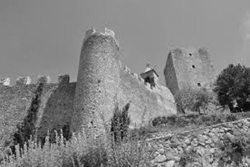 Pereto, Castello