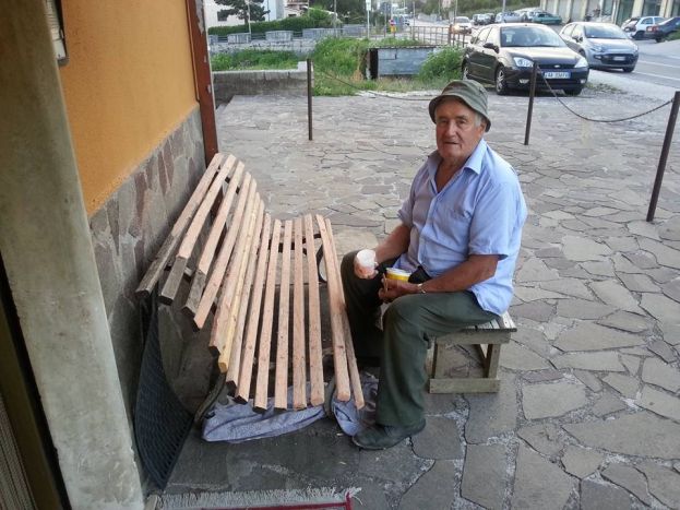 CARSOLI,MANUTENZIONE PANCHINA A 85 ANNI