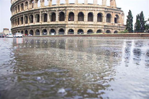 Il Colosseo sotto la pioggia
