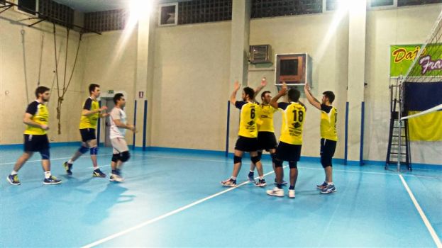 I RAGAZZI DEL VOLLEY CARSOLI SCONFIGGONO IL MONTESILVANO PER 3 SET A 2