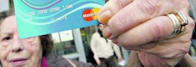 MANOVRA, IN ARRIVO LA CARD PER LE FAMIGLIE POVERE: "BONUS DA 80-120 EURO PRO CAPITE, VIA LIBERA A GIUGNO"