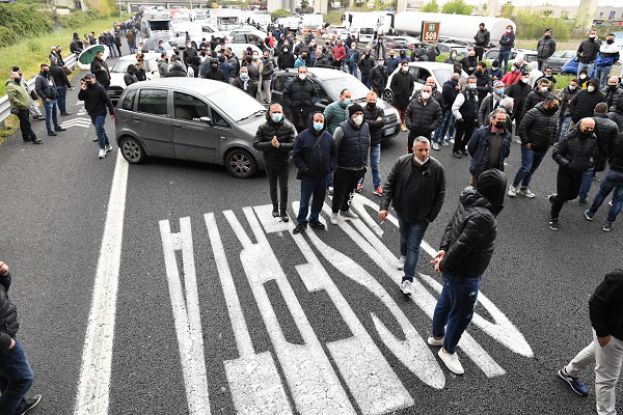 Caserta, blocco autostradale