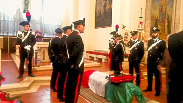 L'ARMA SALUTA IL "BRIGADIERE BUONO":PICCHETTO D'ONORE E TANTI AMICI A CARSOLI PER GIANFRANCO VOLPONI